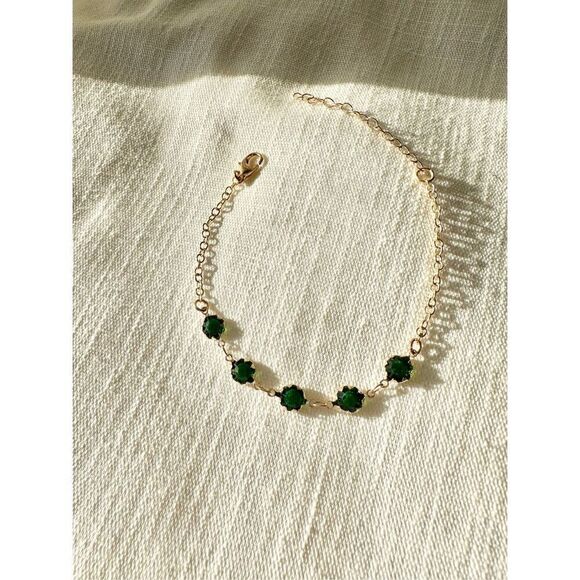 Dainty emerald green boho bracelet - Picture 2 of 2